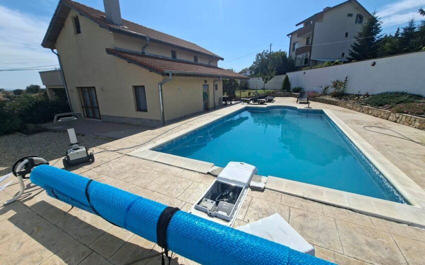 Villa with pool located in Medevo minutes from the sea.