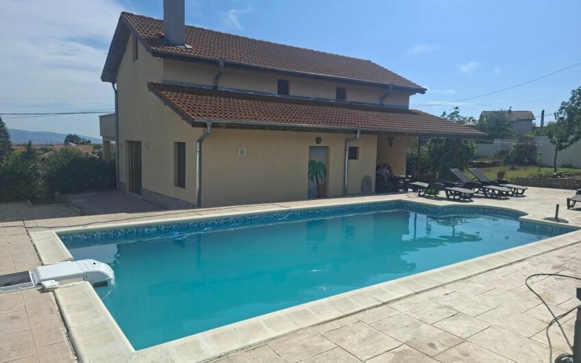 Villa with pool located in Medevo minutes from the sea.