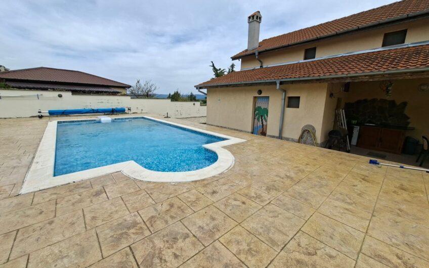 Villa with pool located in Medevo minutes from the sea.